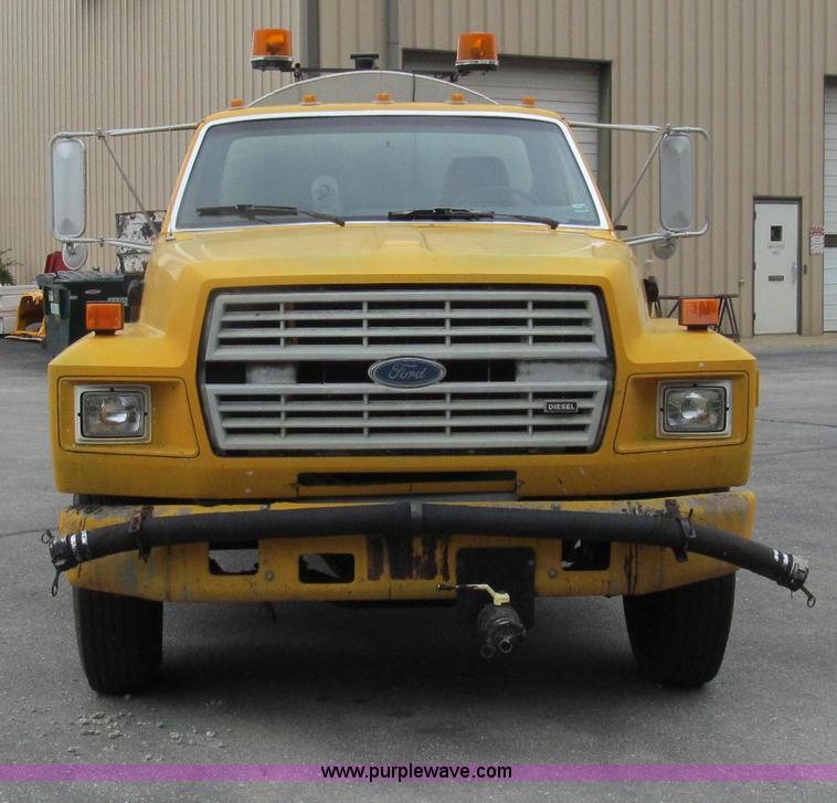 image for item E3968 1991 Ford F800 oil distributor truck