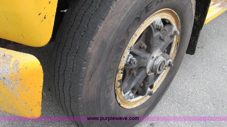 image for item E3968 1991 Ford F800 oil distributor truck