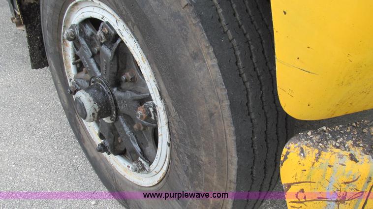 image for item E3968 1991 Ford F800 oil distributor truck