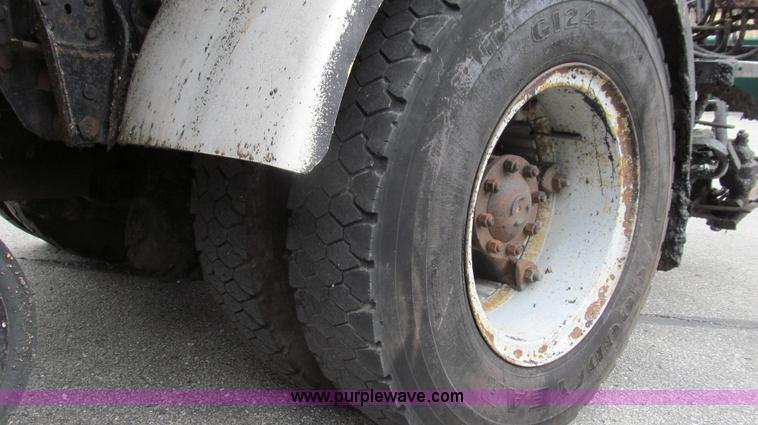 image for item E3968 1991 Ford F800 oil distributor truck