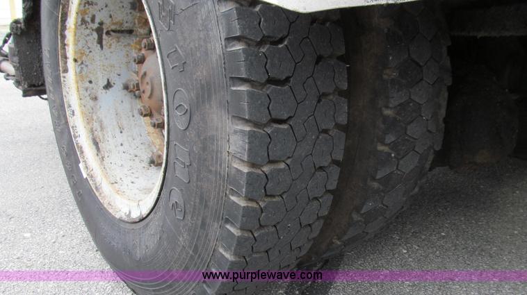 image for item E3968 1991 Ford F800 oil distributor truck