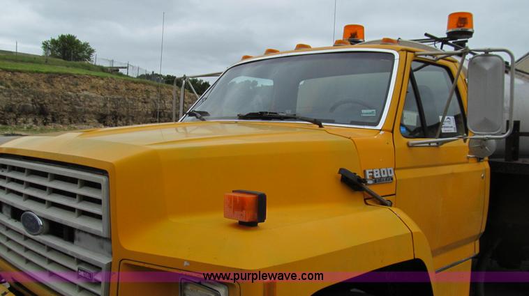 image for item E3968 1991 Ford F800 oil distributor truck