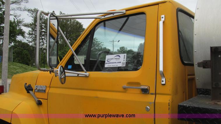 image for item E3968 1991 Ford F800 oil distributor truck