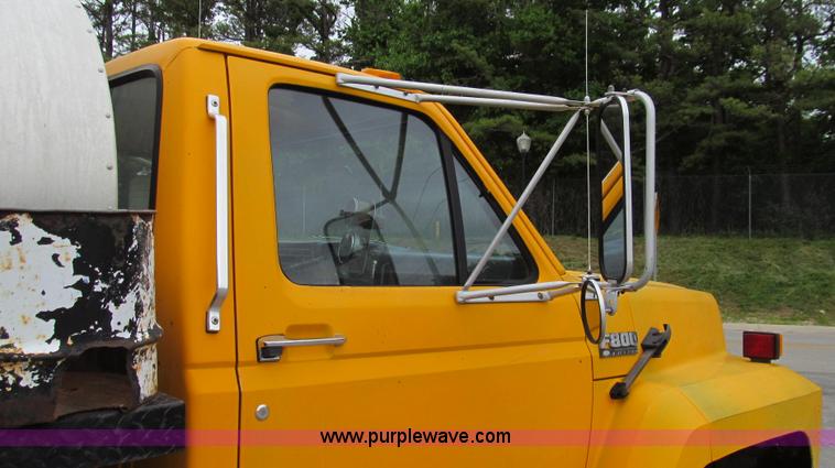 image for item E3968 1991 Ford F800 oil distributor truck