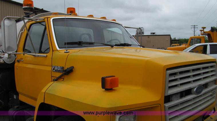 image for item E3968 1991 Ford F800 oil distributor truck