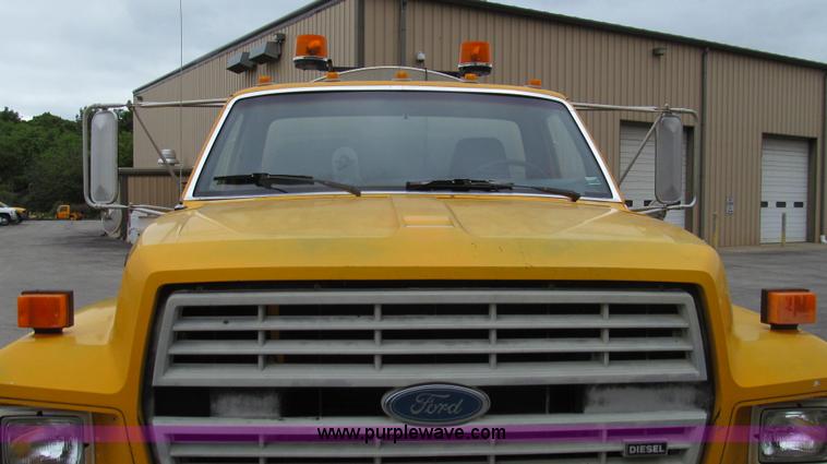 image for item E3968 1991 Ford F800 oil distributor truck