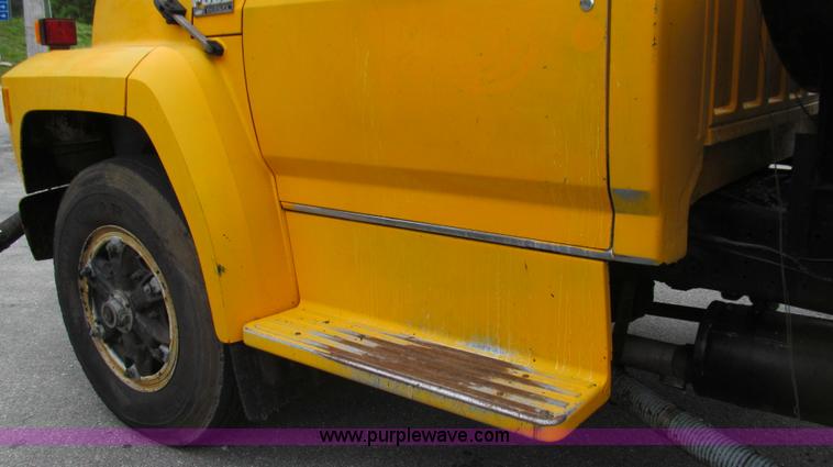 image for item E3968 1991 Ford F800 oil distributor truck