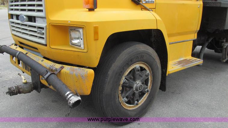 image for item E3968 1991 Ford F800 oil distributor truck