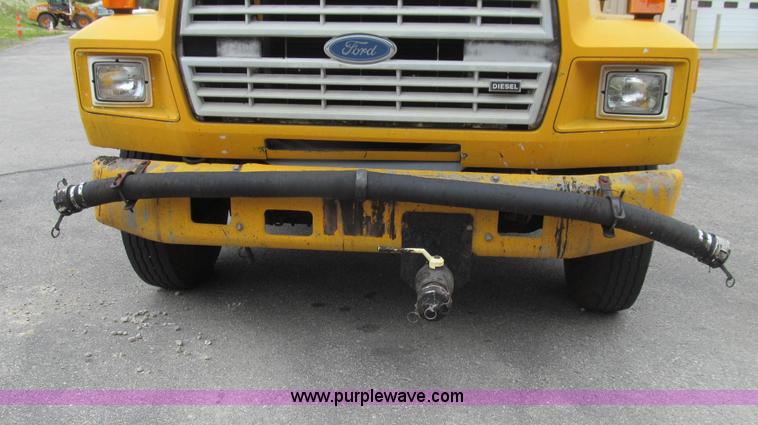 image for item E3968 1991 Ford F800 oil distributor truck