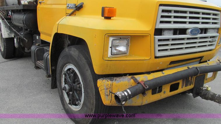 image for item E3968 1991 Ford F800 oil distributor truck