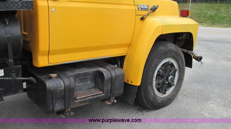 image for item E3968 1991 Ford F800 oil distributor truck