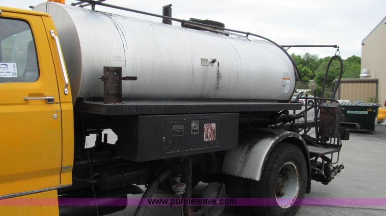 image for item E3968 1991 Ford F800 oil distributor truck