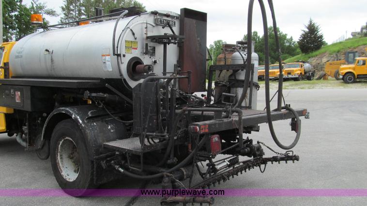 image for item E3968 1991 Ford F800 oil distributor truck