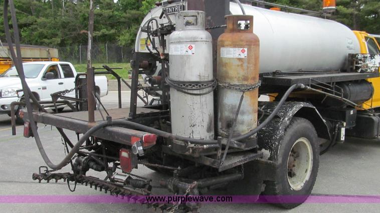 image for item E3968 1991 Ford F800 oil distributor truck