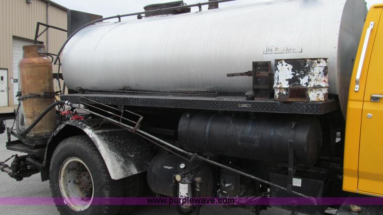 image for item E3968 1991 Ford F800 oil distributor truck