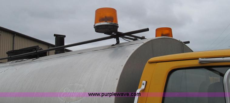 image for item E3968 1991 Ford F800 oil distributor truck