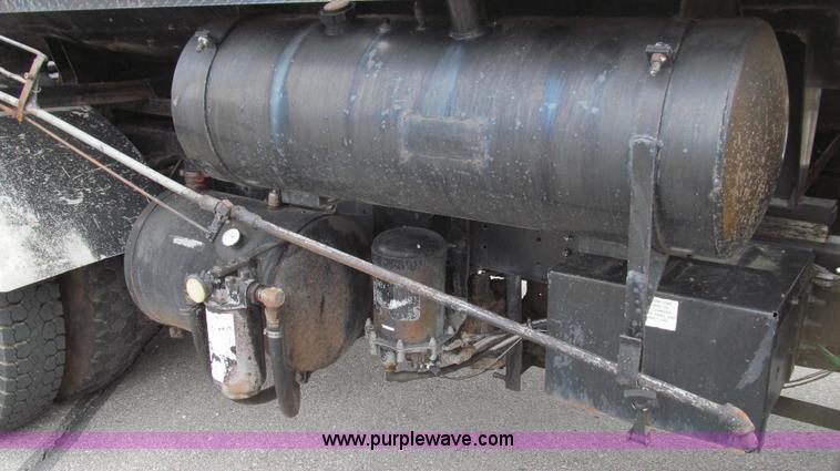 image for item E3968 1991 Ford F800 oil distributor truck