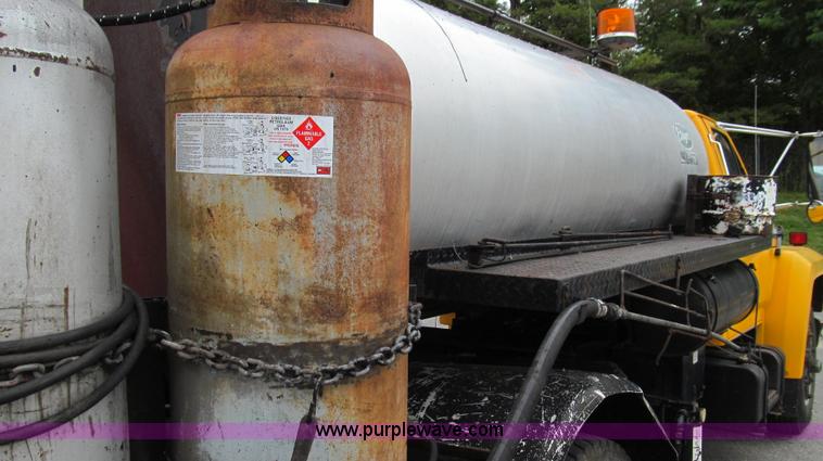 image for item E3968 1991 Ford F800 oil distributor truck