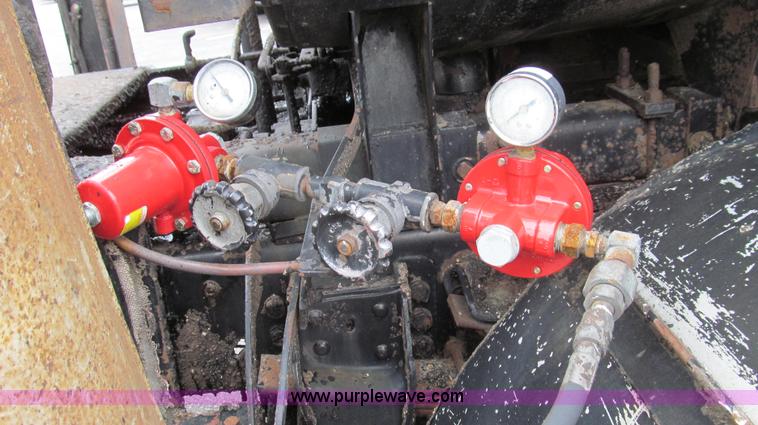 image for item E3968 1991 Ford F800 oil distributor truck