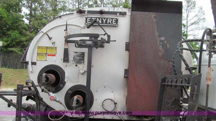 image for item E3968 1991 Ford F800 oil distributor truck