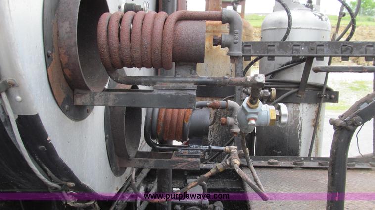 image for item E3968 1991 Ford F800 oil distributor truck