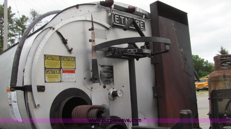 image for item E3968 1991 Ford F800 oil distributor truck