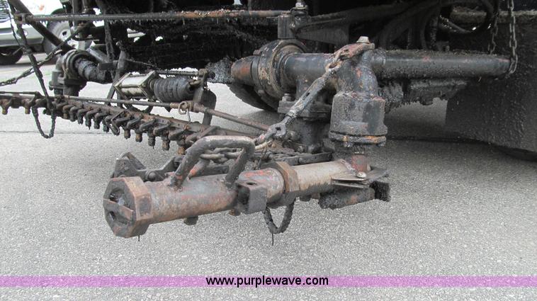 image for item E3968 1991 Ford F800 oil distributor truck