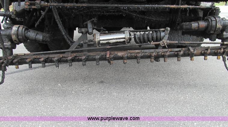 image for item E3968 1991 Ford F800 oil distributor truck