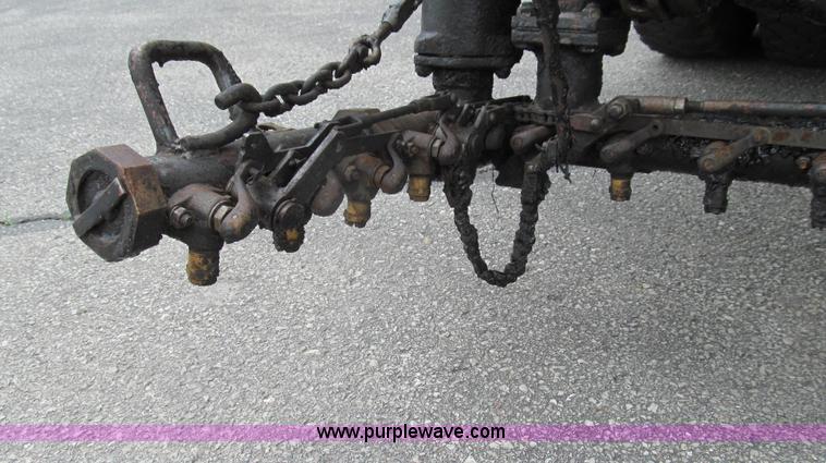 image for item E3968 1991 Ford F800 oil distributor truck