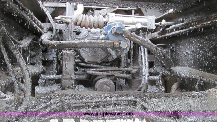 image for item E3968 1991 Ford F800 oil distributor truck