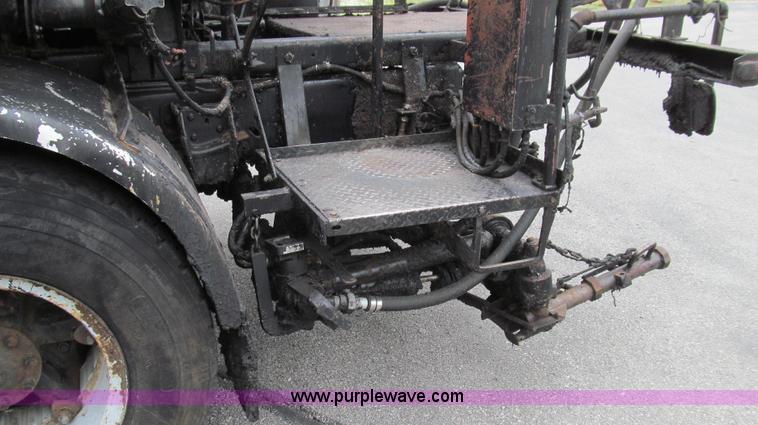 image for item E3968 1991 Ford F800 oil distributor truck