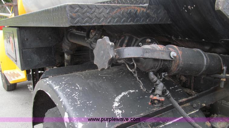 image for item E3968 1991 Ford F800 oil distributor truck