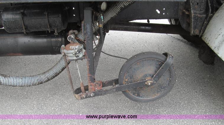 image for item E3968 1991 Ford F800 oil distributor truck