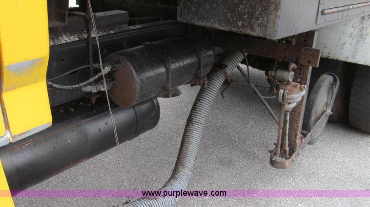 image for item E3968 1991 Ford F800 oil distributor truck