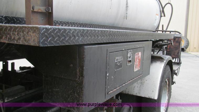 image for item E3968 1991 Ford F800 oil distributor truck