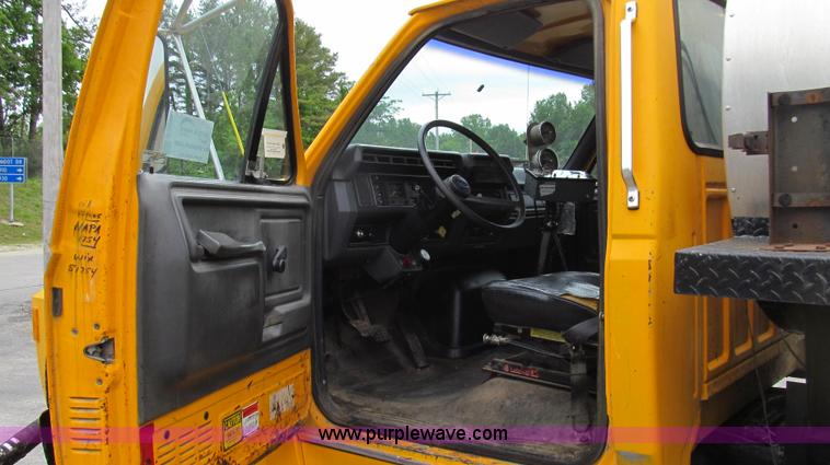 image for item E3968 1991 Ford F800 oil distributor truck