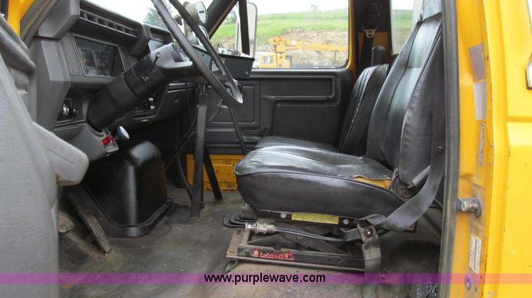 image for item E3968 1991 Ford F800 oil distributor truck