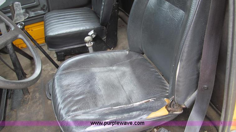 image for item E3968 1991 Ford F800 oil distributor truck