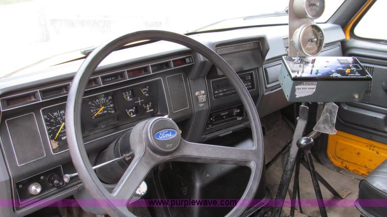image for item E3968 1991 Ford F800 oil distributor truck