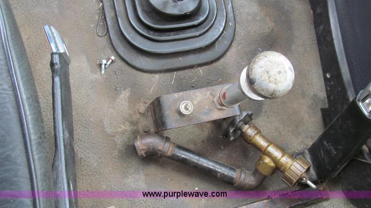 image for item E3968 1991 Ford F800 oil distributor truck