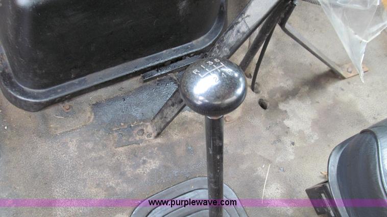 image for item E3968 1991 Ford F800 oil distributor truck