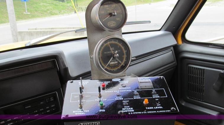 image for item E3968 1991 Ford F800 oil distributor truck