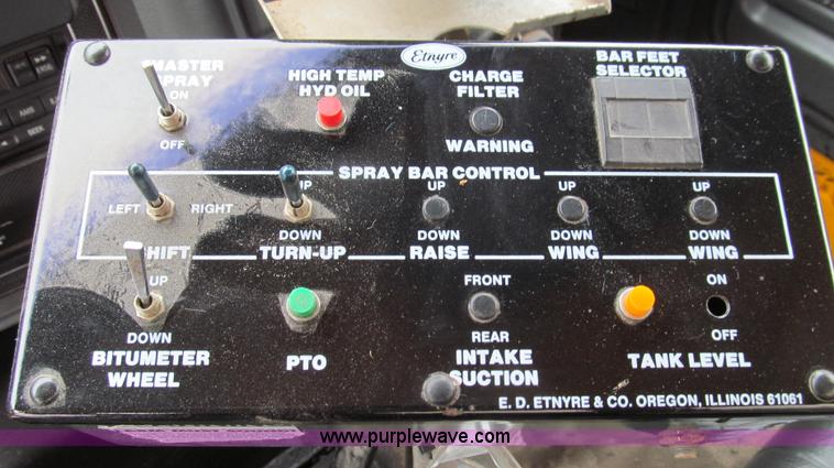 image for item E3968 1991 Ford F800 oil distributor truck