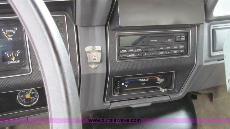 image for item E3968 1991 Ford F800 oil distributor truck