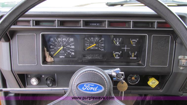 image for item E3968 1991 Ford F800 oil distributor truck