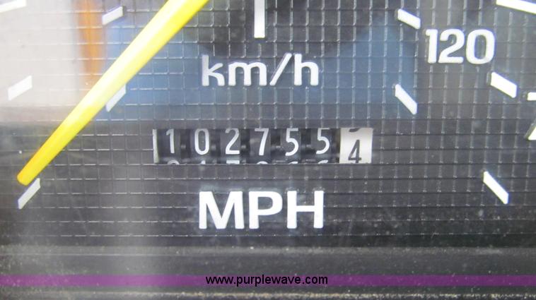 image for item E3968 1991 Ford F800 oil distributor truck