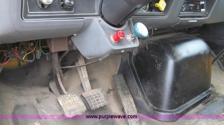 image for item E3968 1991 Ford F800 oil distributor truck