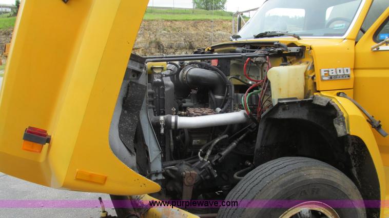 image for item E3968 1991 Ford F800 oil distributor truck