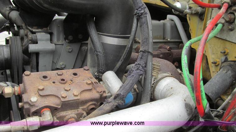 image for item E3968 1991 Ford F800 oil distributor truck