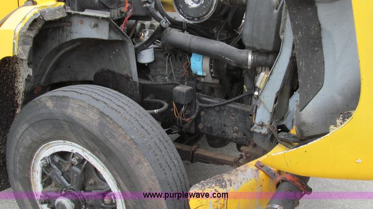 image for item E3968 1991 Ford F800 oil distributor truck